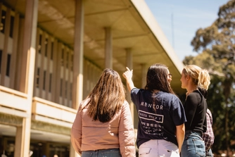 Student mentors providing support on Great Court near Reid Library.